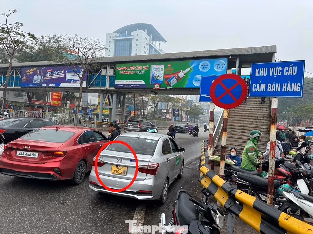 Nhưng nhiều xe ô tô taxi, xe hợp đồng đã dùng "chiêu trò" che, xóa, làm mờ biển số để "né" sự quét biển của các mắt camera tại đây.
