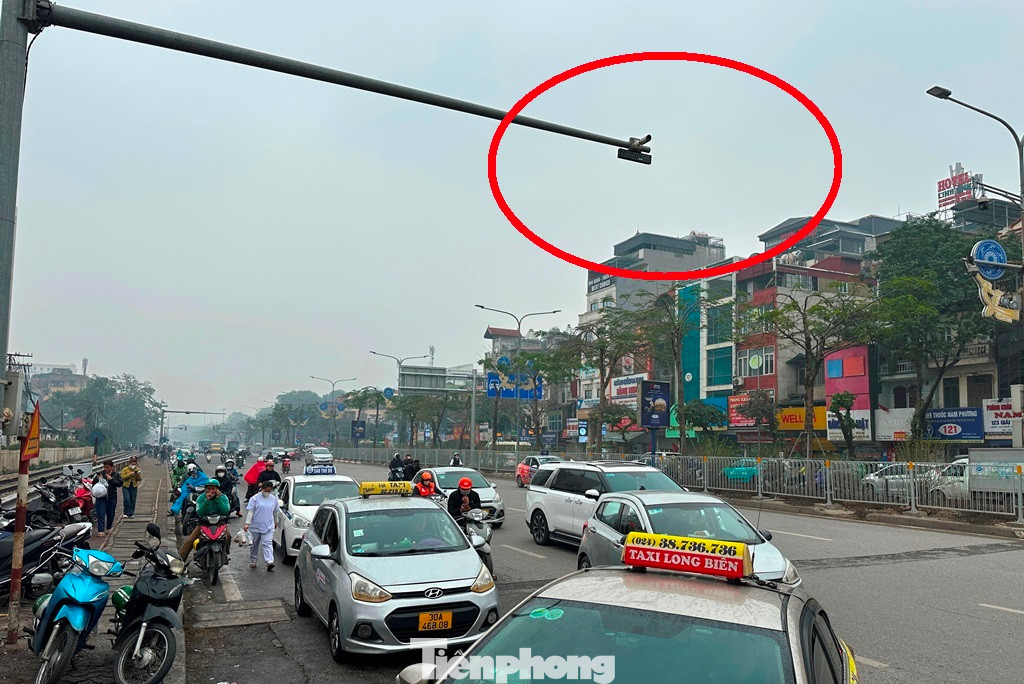 Hệ thống camera giám sát và xử phạt nguội trên đường Giải Phóng đoạn trước bệnh viện Bạch Mai.