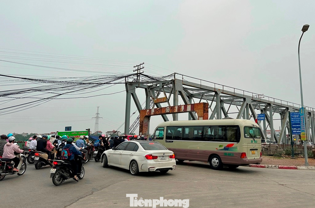 Cầu đang có chức năng khai thác cả đường bộ và đường sắt, riêng đường bộ lưu lượng xe vượt năng lực mặt cầu cả chục lần, dẫn đến thường xuyên ùn tắc vào giờ cao điểm.