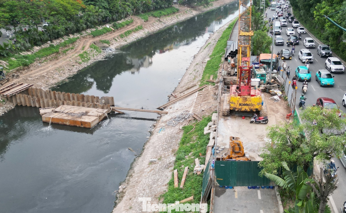 Ngoài ngăn dòng chảy dưới sông, công trường gần khu vực Cầu Cót còn chiếm dụng, phong tỏa cả làn đường ven sông Tô Lịch. Ngoài ngăn dòng chảy dưới sông, công trường gần khu vực Cầu Cót còn chiếm dụng, phong tỏa cả làn đường ven sông Tô Lịch.
