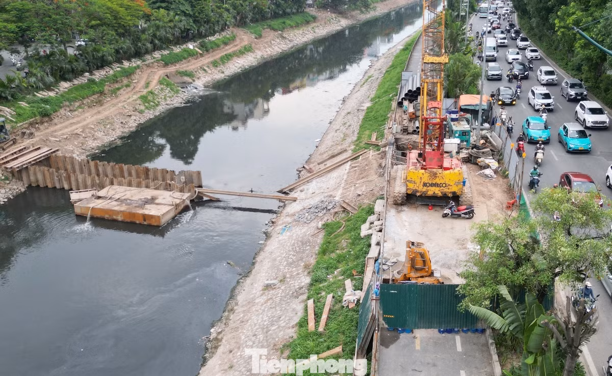 Ngoài ngăn dòng chảy dưới sông, công trường gần khu vực Cầu Cót còn chiếm dụng, phong tỏa cả làn đường ven sông Tô Lịch. Ngoài ngăn dòng chảy dưới sông, công trường gần khu vực Cầu Cót còn chiếm dụng, phong tỏa cả làn đường ven sông Tô Lịch.
