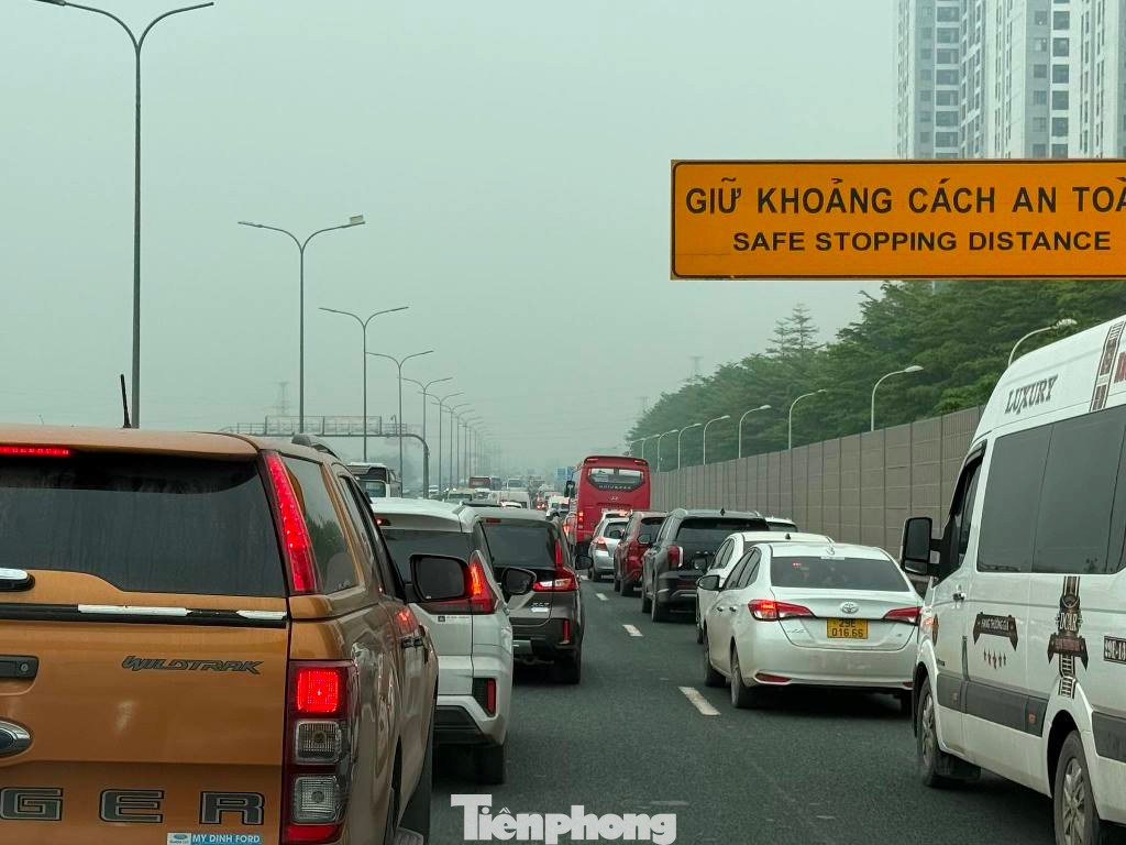 Từ sáng sớm đến trưa nay, chiều đường Hà Nội - Hà Nam trên cao tốc Pháp Vân - Cầu Giẽ đông kín xe lưu thông.