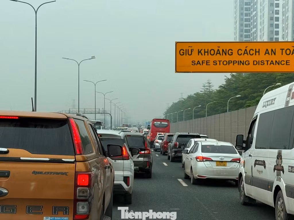 Từ sáng sớm đến trưa nay, chiều đường Hà Nội - Hà Nam trên cao tốc Pháp Vân - Cầu Giẽ đông kín xe lưu thông.