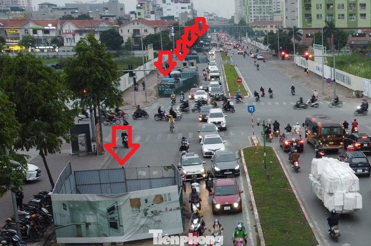 Các hàng rào trên phố Vũ Trọng Khánh đã nhiều lần bị Thanh tra Sở GTVT đề nghị thu hồi giấy phép do gây tắc đường và thi công chậm. Các hàng rào trên phố Vũ Trọng Khánh đã nhiều lần bị Thanh tra Sở GTVT đề nghị thu hồi giấy phép do gây tắc đường và thi công chậm.