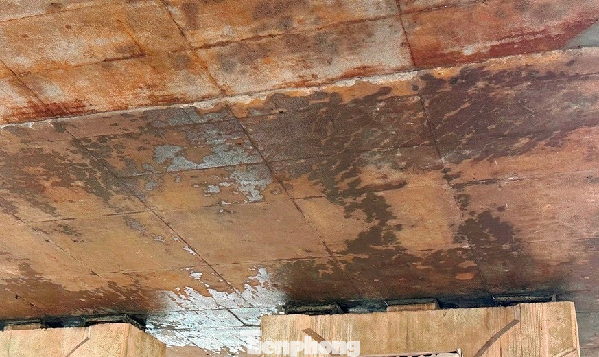 Mặt dưới dầm cầu bị thấm nước, đọng lại váng màu sẫm.