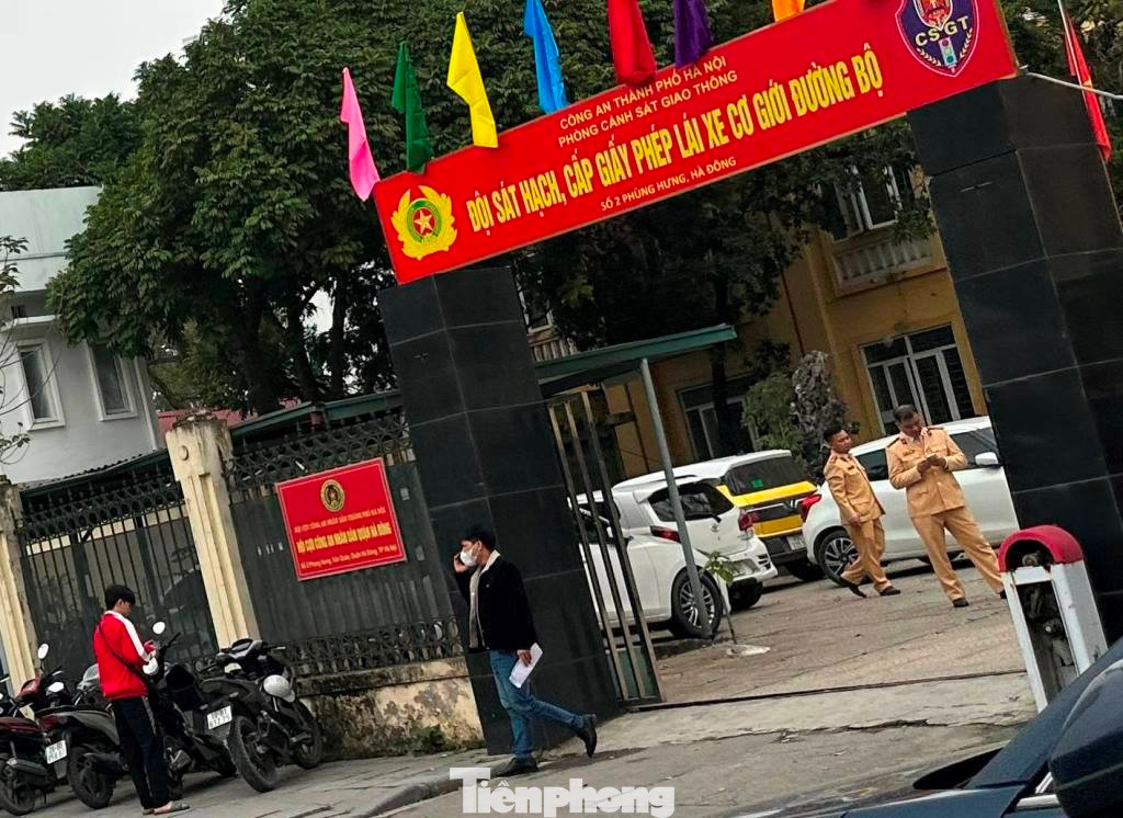 Với khu vực sân và cổng ra vào điểm cấp đổi, CSGT cũng được bố trí cán bộ tại đây để hướng dẫn, phân luồng người dân đi vào cửa cần giao dịch ngay khi mới đến