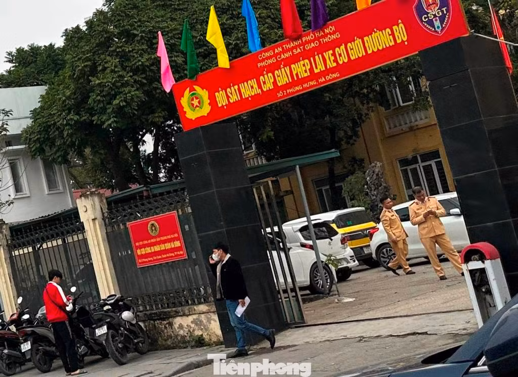 Với khu vực sân và cổng ra vào điểm cấp đổi, CSGT cũng được bố trí cán bộ tại đây để hướng dẫn, phân luồng người dân đi vào cửa cần giao dịch ngay khi mới đến