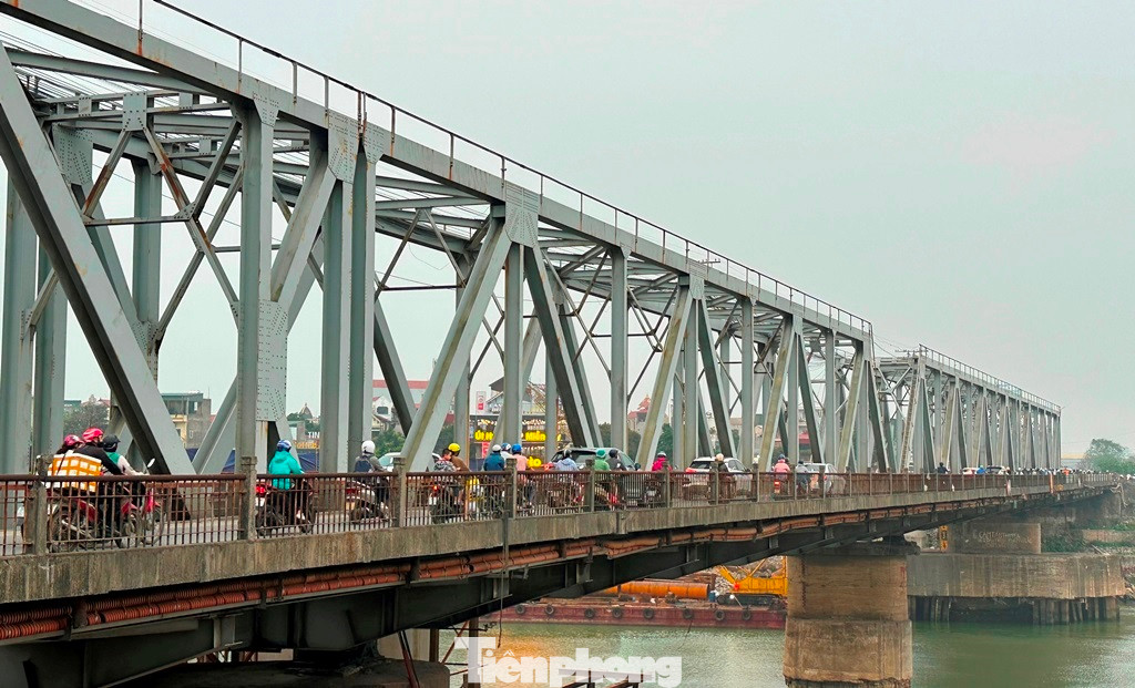 Cầu Đuống được xây dựng năm 1902 đây là cây cầu huyết mạch nối quận Long Biên với huyện Gia Lâm (Hà Nội). Sau hơn 100 năm đưa vào hoạt động, mặc dù được tu bổ thường xuyên tuy nhiên, lưu lượng phương tiện lưu thông lớn khiến cây cầu xuống cấp nghiêm trọng.