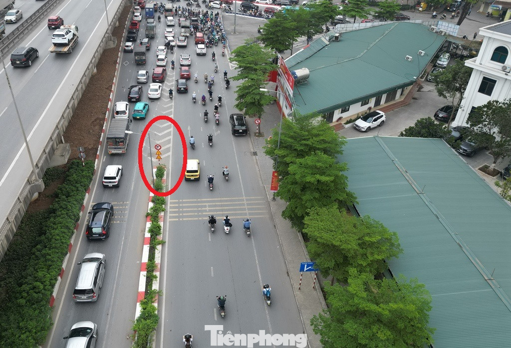 Cụ thể, hiện lượng ô tô từ đường trên cao xuống nút giao rất lớn nhưng khi phương tiện đi xuống có nhu cầu sang đường Nguyễn Hữu Thọ đều không được rẽ phải hoặc trái, các xe phải đi qua nút rồi quay đầu dẫn đến xe phải qua nút rồi vòng đi, vòng lại đến 2 lần. Cụ thể, hiện lượng ô tô từ đường trên cao xuống nút giao rất lớn nhưng khi phương tiện đi xuống có nhu cầu sang đường Nguyễn Hữu Thọ đều không được rẽ phải hoặc trái, các xe phải đi qua nút rồi quay đầu dẫn đến xe phải qua nút rồi vòng đi, vòng lại đến 2 lần.