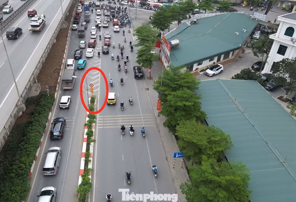 Cụ thể, hiện lượng ô tô từ đường trên cao xuống nút giao rất lớn nhưng khi phương tiện đi xuống có nhu cầu sang đường Nguyễn Hữu Thọ đều không được rẽ phải hoặc trái, các xe phải đi qua nút rồi quay đầu dẫn đến xe phải qua nút rồi vòng đi, vòng lại đến 2 lần. Cụ thể, hiện lượng ô tô từ đường trên cao xuống nút giao rất lớn nhưng khi phương tiện đi xuống có nhu cầu sang đường Nguyễn Hữu Thọ đều không được rẽ phải hoặc trái, các xe phải đi qua nút rồi quay đầu dẫn đến xe phải qua nút rồi vòng đi, vòng lại đến 2 lần.