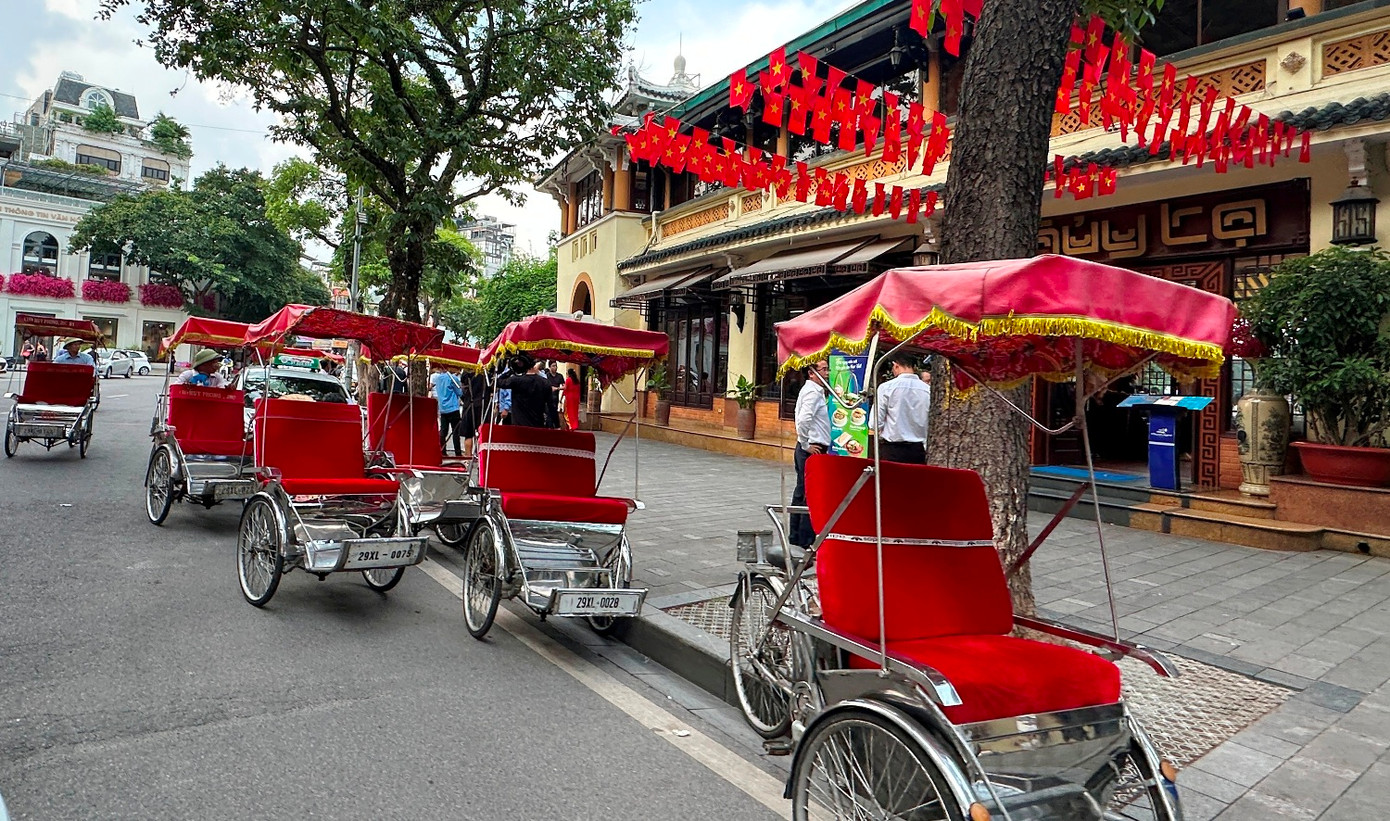 Xe xích lô hoạt động, dừng đỗ lộn xộn, "bịt" gần nửa lòng đường Lê Thái Tổ đoạn trước nhà hàng Thủy tạ. Xe xích lô hoạt động, dừng đỗ lộn xộn, "bịt" gần nửa lòng đường Lê Thái Tổ đoạn trước nhà hàng Thủy tạ.