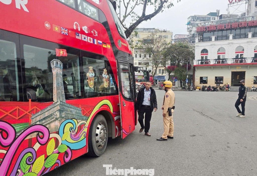 Tại khu vực có bến trung chuyển khách cho xe buýt trước tòa Hàm cá mập, CSGT cũng yêu cầu lái xe đỗ đúng vị trí trong vạch sơn, không đỗ quá ra ngoài ảnh hưởng đến giao thông.