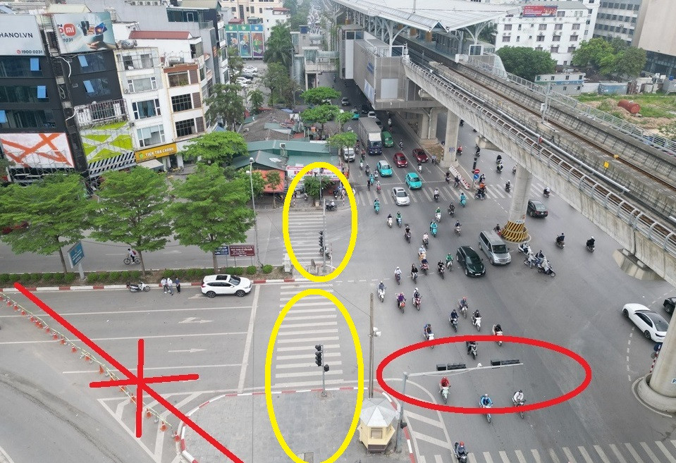 Từ cuối tuần này Sở Xây dựng chính thức đóng đường Trần Vỹ ra đường Hồ Tùng Mậu và dừng hoạt động 2 pha/cột đèn tín hiệu tại đây (vòng tròn vàng) để giảm xung đột, ùn tắc giao thông. Từ cuối tuần này Sở Xây dựng chính thức đóng đường Trần Vỹ ra đường Hồ Tùng Mậu và dừng hoạt động 2 pha/cột đèn tín hiệu tại đây (vòng tròn vàng) để giảm xung đột, ùn tắc giao thông.