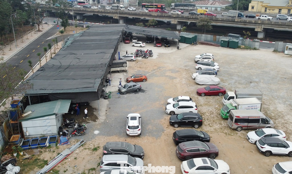 Tuy nhiên ghi nhận trong 2 ngày qua, bãi xe và nhà xưởng ĐX4 nằm ngay cạnh UBND phường Hoàng Liệt vẫn hoạt động nhộn nhịp. Ảnh chụp ngày 8/1/2025. Tuy nhiên ghi nhận trong 2 ngày qua, bãi xe và nhà xưởng ĐX4 nằm ngay cạnh UBND phường Hoàng Liệt vẫn hoạt động nhộn nhịp. Ảnh chụp ngày 8/1/2025.