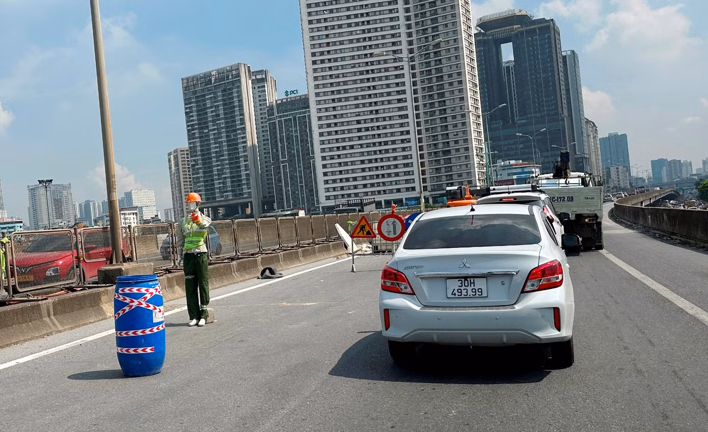Thời gian thi công được yêu cầu là 24/24h và hàng rào thi công phải có người đứng điều tiết, hướng dẫn giao thông trong giờ cao điểm, nhưng sáng 5/7 công trường thi công đoạn qua Công viên hồ điều hòa Cầu Giấy vắng bóng công nhân, máy móc thi công; thùng nhựa và hình người nộm được mang ra để cảnh báo phương tiện đi qua.