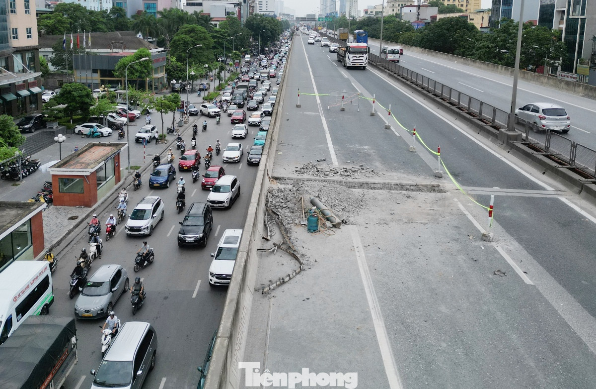 Sáng 30/6, công tác thi công sửa chữa kéo dài đoạn từ Thanh Xuân đến Mai Dịch. Trong đó công trường đoạn qua khu đô thị Nam Trung Yên (Cầu Giấy) rào tới 2/3 lòng đường (giấy phép 1/2) bỏ không, công trường rào chắn đơn sơ, cẩu thả (thiếu biển báo, không có người đứng điều tiết giao thông, không có đèn cảnh báo về ban đêm...). Công trường có phép thi công 24/24h để đẩy nhanh tiến độ, nhưng 9h sáng 30/6, công trường vắng bóng máy móc, nhân công. Sáng 30/6, công tác thi công sửa chữa kéo dài đoạn từ Thanh Xuân đến Mai Dịch. Trong đó công trường đoạn qua khu đô thị Nam Trung Yên (Cầu Giấy) rào tới 2/3 lòng đường (giấy phép 1/2) bỏ không, công trường rào chắn đơn sơ, cẩu thả (thiếu biển báo, không có người đứng điều tiết giao thông, không có đèn cảnh báo về ban đêm...). Công trường có phép thi công 24/24h để đẩy nhanh tiến độ, nhưng 9h sáng 30/6, công trường vắng bóng máy móc, nhân công.