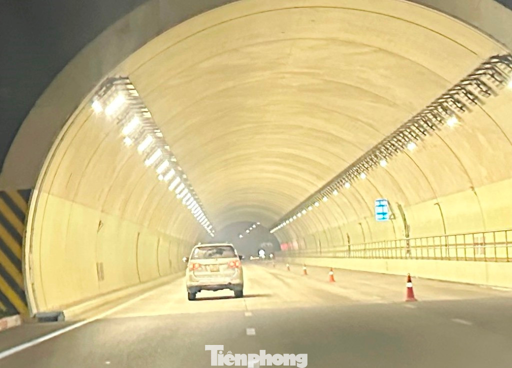 Nhiều xe đã bị bất ngờ với việc hạ tốc độ này, nhiều xe lo ngại bị xử phạt nguội do đang đi với tốc độ lớn, khi vào hầm chưa kịp hạ tốc độ theo biển báo mới dựng.