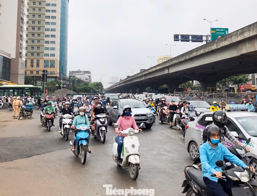 Giao thông tại nút giao Lê Văn Lương - Tố Hữu - Vành đai 3. Giao thông tại nút giao Lê Văn Lương - Tố Hữu - Vành đai 3.