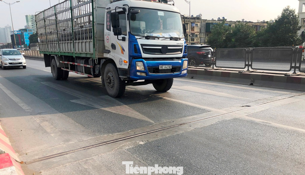 Điều này vừa không đúng thiết kế xây dựng vừa tạo nguy hiểm cho phương tiện lưu thông trên đường, vì khi phát hiện và đi qua những vị trí khe co giãn bị hỏng, mặt đường nhô lên, theo phản xạ lái xe sẽ phanh gấp, làm tăng nguy cơ va chạm, tai nạn dồn toa cho xe đi phía sau. Điều này vừa không đúng thiết kế xây dựng vừa tạo nguy hiểm cho phương tiện lưu thông trên đường, vì khi phát hiện và đi qua những vị trí khe co giãn bị hỏng, mặt đường nhô lên, theo phản xạ lái xe sẽ phanh gấp, làm tăng nguy cơ va chạm, tai nạn dồn toa cho xe đi phía sau.