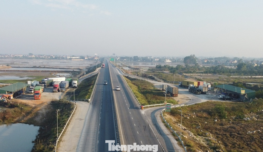 Tuy nhiên ghi nhận của PV Tiền Phong tại hầu hết 8/11 dự án cao tốc đã tìm được nhà đầu tư xây trạm dừng nghỉ thì đến nay chưa có trạm nào được khởi công, xây dựng. Tuy nhiên ghi nhận của PV Tiền Phong tại hầu hết 8/11 dự án cao tốc đã tìm được nhà đầu tư xây trạm dừng nghỉ thì đến nay chưa có trạm nào được khởi công, xây dựng.