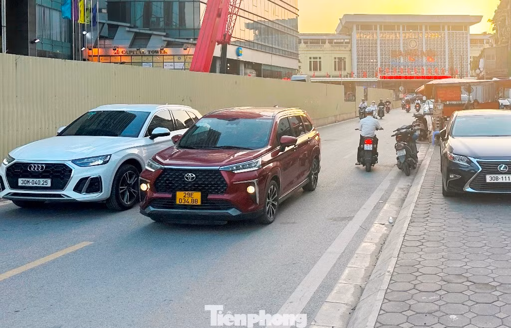 Với đoạn 3, phương án giao thông được tổ chức cho xe ô tô đi 1 chiều (hướng ga Hà Nội - Phan Bội Châu) còn xe máy được phép đi hai chiều.