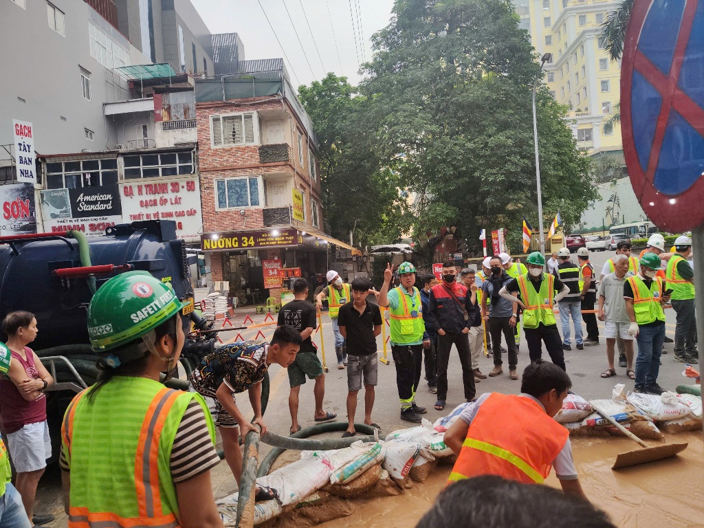 Tại hiện trường, kiểm tra nhanh sự cố, đại diện chủ đầu tư là Ban QLDA đường sắt đô thị Hà Nội - MRB cùng tư vấn và nhà thầu xác định nguyên nhân ban đầu có thể do dưới lòng đất còn tồn tại giếng nước hoặc cống thoát nước cũ tạo thành đường đi cho phụ gia khoan hầm trào lên mặt đất.