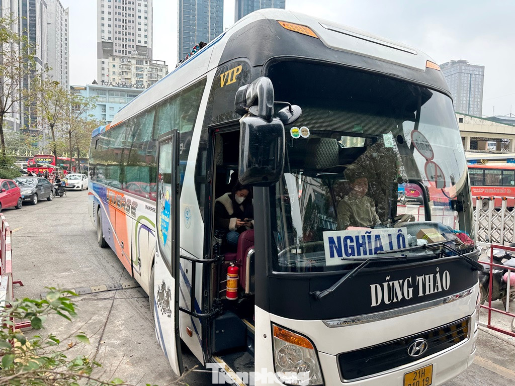 Công ty Cổ phần bến xe Hà Nội cho biết, tính từ ngày 22/2 đến nay (4 ngày), các bến xe Mỹ Đình, Giáp Bát, Gia Lâm đã ghi nhận hơn 100 nghìn lượt khách ra bến xe. Riêng từ chiều 24 đến sáng 25/1 (thời điểm nghỉ Tết), các bến xe đã ghi nhận hơn 40 nghìn lượt khách ra bến xe, tăng trên 200% so với ngày thường.