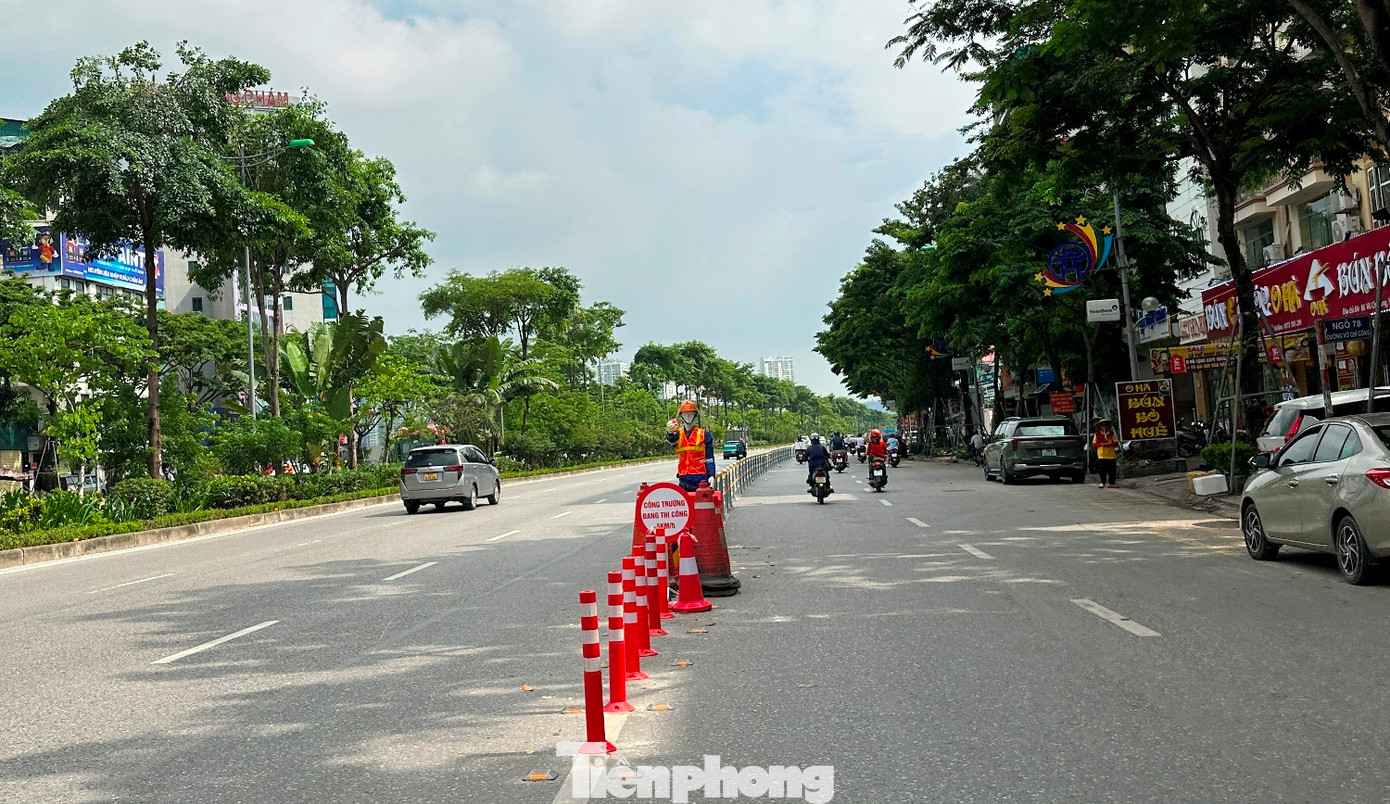 Các cọc tiêu cao su này mang tính cảnh báo từ xa, nếu xe có va chạm vào cũng không gây thương tích. Việc lắp đặt hàng rào sắt để chuẩn bị thực hiện kế hoạch phân làn, tách dòng ô tô, xe máy.