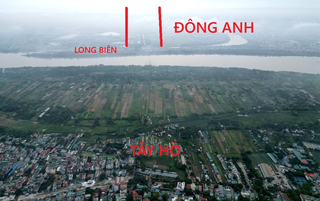 Mặt bằng dự án cầu Tứ Liên phía Tây Hồ vẫn đang là nhà dân và bãi sông, đối diện Đông Anh - phía bờ bên kia đã hình thành đường dự án và nút giao. Ảnh chụp ngày 9/6.