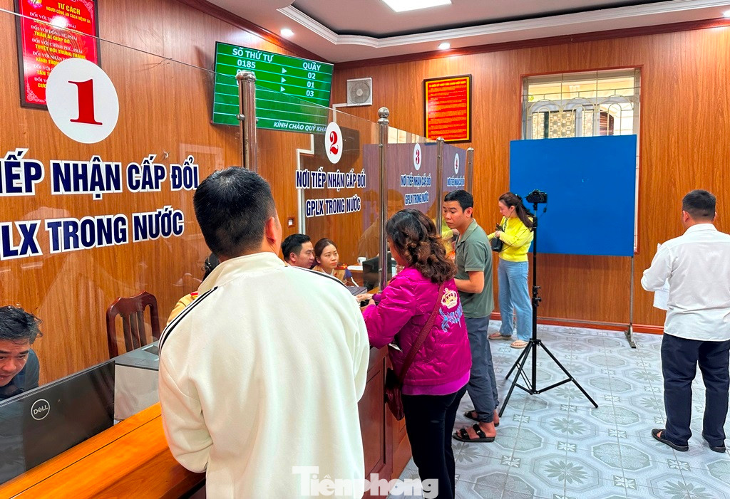 Ngày 3/3 là ngày thứ hai Phòng CSGT Hà Nội giải quyết thủ tục cấp, đổi GPLX cho người dân sau khi tiếp nhận công việc này từ Sở GTVT Hà Nội.