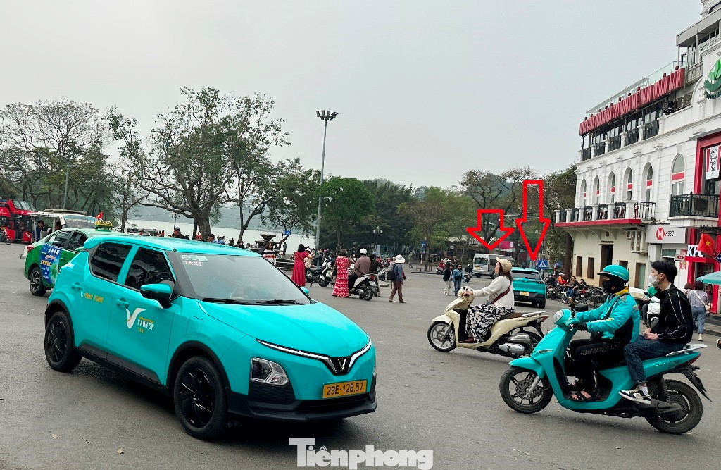 Trong sáng nay, vẫn có một số ô tô vi phạm biển cấm, đi vào phố Lê Thái Tổ đoạn trước tòa nhà Hồng Vân - Long Vân và đài phun nước (mũi tên).