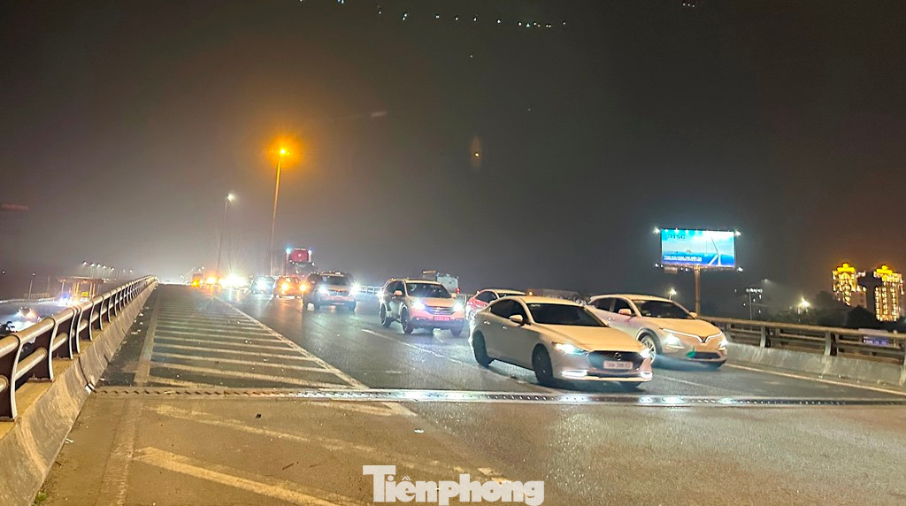 Ùn tắc bắt đầu từ cầu vượt tại nút giao Vực Vòng (Hà Nam) đổ về Hà Nội. Ùn tắc bắt đầu từ cầu vượt tại nút giao Vực Vòng (Hà Nam) đổ về Hà Nội.