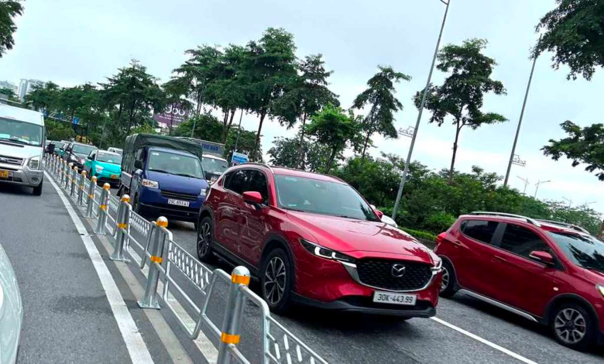 Ùn tắc kéo dài trên đường Võ Chí Công khi có hàng rào phân làn sáng 1/7.