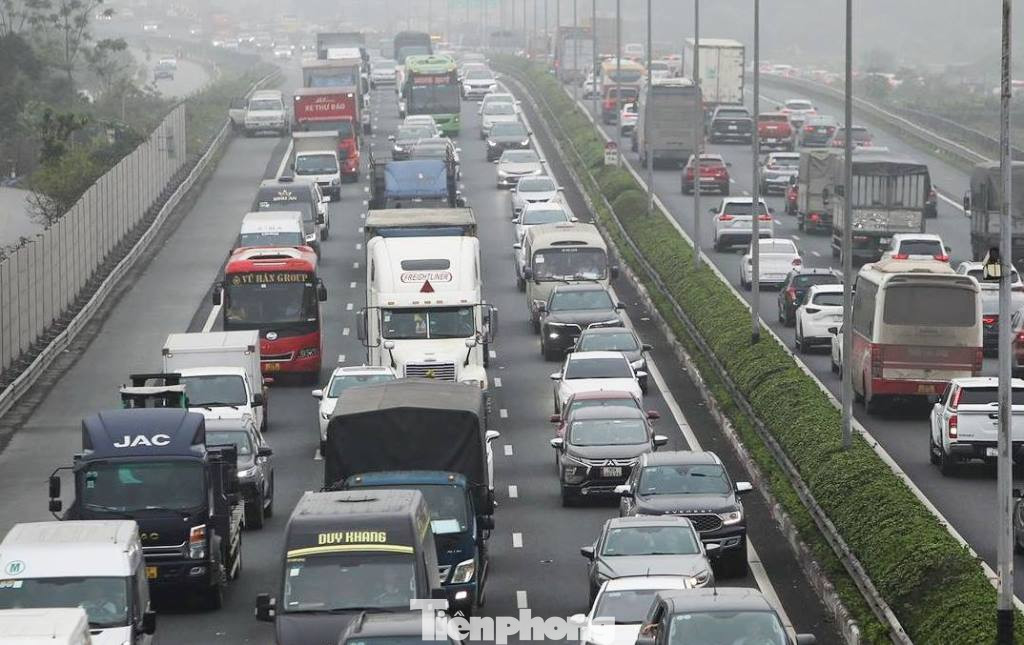 Ngày hôm qua và sáng nay (6/4), lòng đường cao tốc Pháp Vân - Cầu Giẽ như bãi xe khổng lồ, xe lưu thông nối đuôi nhau kéo dài cả km do ùn tắc.