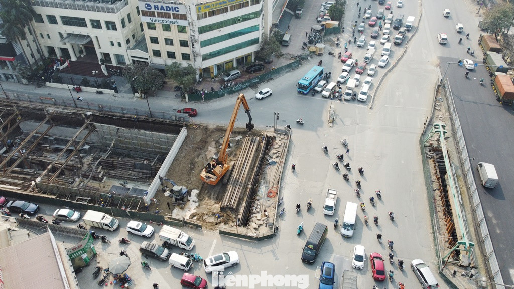 Vừa qua dự án đã hoàn thành một bên hầm ở nút giao và dỡ rào mở rộng lòng đường để phương tiện qua lại thuận lợi dịp cuối năm.