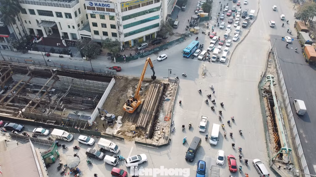 Vừa qua dự án đã hoàn thành một bên hầm ở nút giao và dỡ rào mở rộng lòng đường để phương tiện qua lại thuận lợi dịp cuối năm. Vừa qua dự án đã hoàn thành một bên hầm ở nút giao và dỡ rào mở rộng lòng đường để phương tiện qua lại thuận lợi dịp cuối năm.