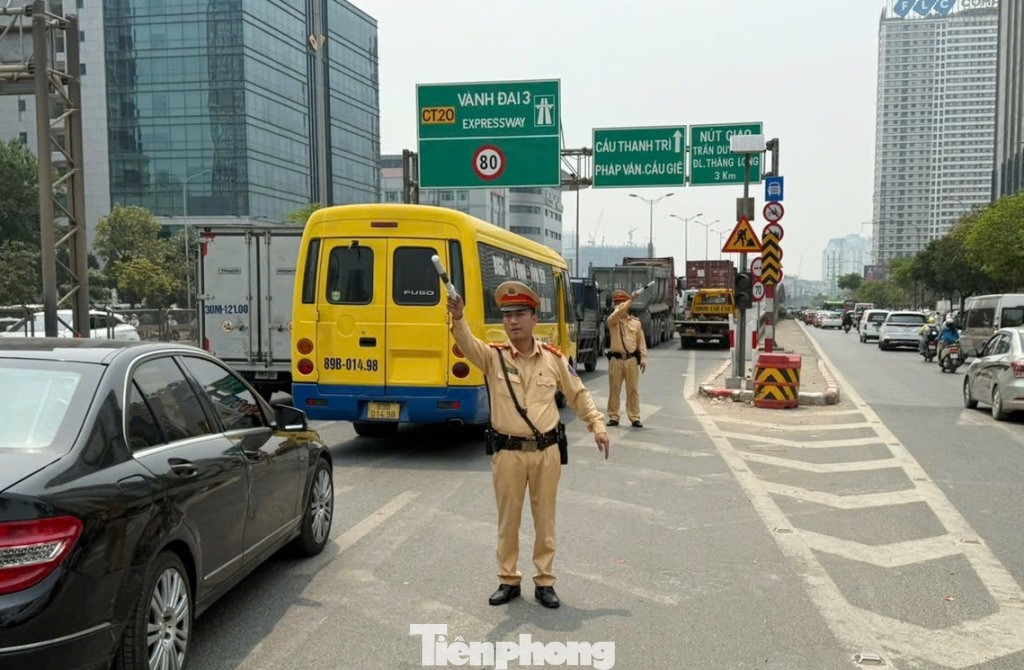 Được biết, giờ cao điểm chiều qua và sáng nay (5/4) ùn tắc tiếp tục xảy ra ở đường Vành đai 3 trên cao theo hướng cầu Thăng Long - Mai Dịch. Được biết, giờ cao điểm chiều qua và sáng nay (5/4) ùn tắc tiếp tục xảy ra ở đường Vành đai 3 trên cao theo hướng cầu Thăng Long - Mai Dịch.