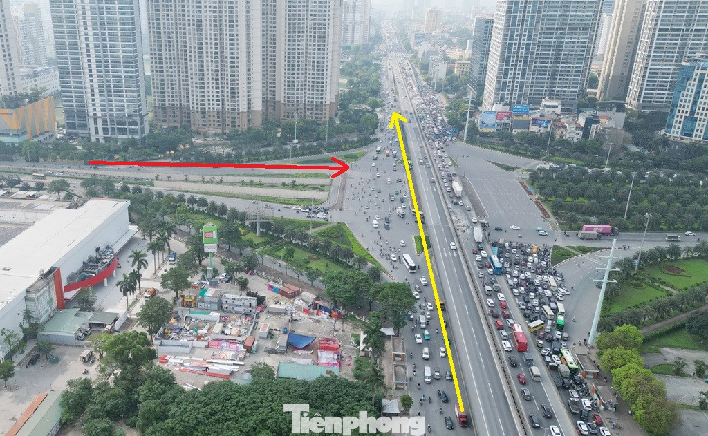 Dự thảo Nghị quyết không nêu chi tiết tuyến cao tốc nào sẽ thực hiện thu phí nhưng theo rà soát, thống kê của Sở Xây dựng, trên địa bàn thành phố đang có 2 tuyến cao tốc đã được xây dựng và bàn giao cho thành phố quản lý, gồm: Đại lộ Thăng Long, đường Vành đai 3 trên cao. Đây là 2 tuyến đường đang được xây dựng và khai thác theo tiêu chuẩn đường cao tốc. Ảnh: Nút giao Vành đai 3 trên cao (đường kẻ vàng) với đại lộ Thăng Long (đường kẻ đỏ). Dự thảo Nghị quyết không nêu chi tiết tuyến cao tốc nào sẽ thực hiện thu phí nhưng theo rà soát, thống kê của Sở Xây dựng, trên địa bàn thành phố đang có 2 tuyến cao tốc đã được xây dựng và bàn giao cho thành phố quản lý, gồm: Đại lộ Thăng Long, đường Vành đai 3 trên cao. Đây là 2 tuyến đường đang được xây dựng và khai thác theo tiêu chuẩn đường cao tốc. Ảnh: Nút giao Vành đai 3 trên cao (đường kẻ vàng) với đại lộ Thăng Long (đường kẻ đỏ).