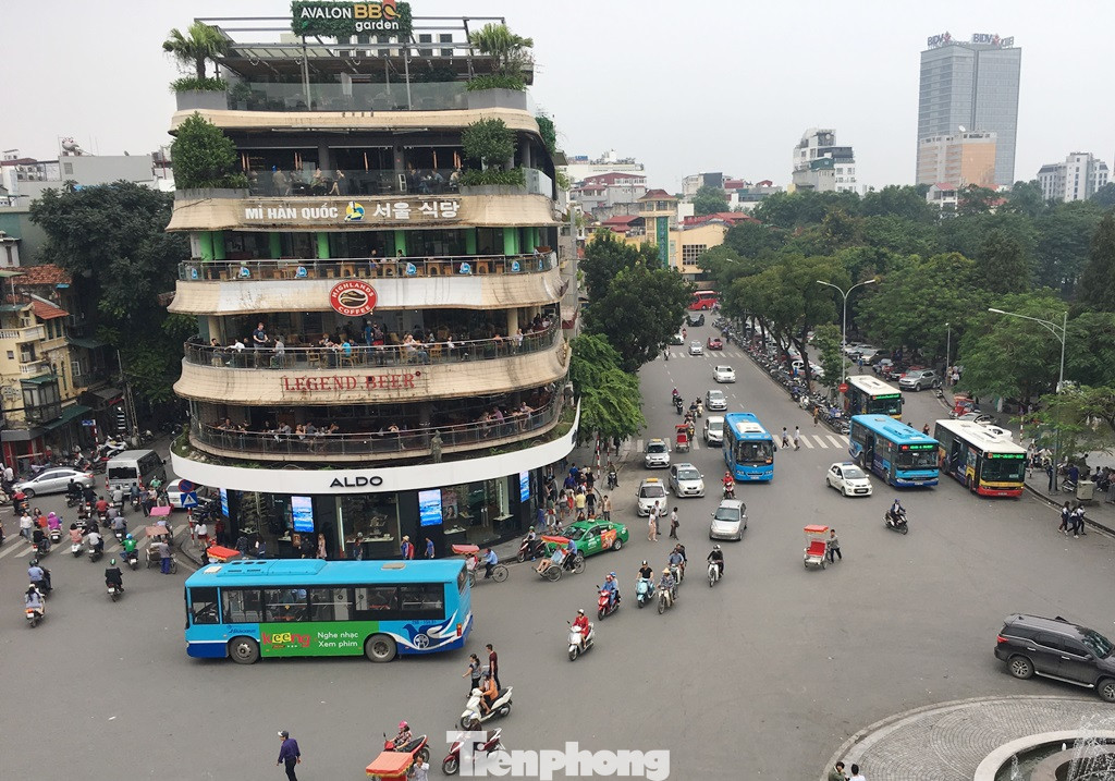 Toàn cảnh tòa nhà Hầm cá mập xây dựng trên bến tàu điện ngày xưa, hiện nay một phần quảng trường Đông Kinh Nghĩa Thục bên cạnh vẫn là điểm trung chuyển xe buýt công cộng. Ảnh: Trọng Đảng.