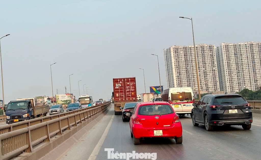 Tuy nhiên với lưu lượng giao thông đông, việc lòng đường trên cao Vành đai 3 bị cấm 1/2 lòng đường vào ban ngày và cấm toàn bộ xe vào ban đêm, nhiều ý kiến lo ngại rằng giao thông đi lại sẽ khó khăn, ùn tắc kéo dài có thể sẽ diễn ra. Ảnh chụp chiều 22/3