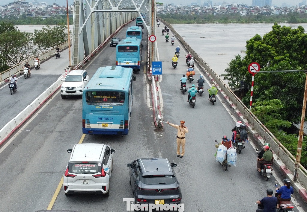 Trong các loại xe chở khách, chỉ có xe buýt và xe chở học sinh được cấp phép lưu thông qua cầu.