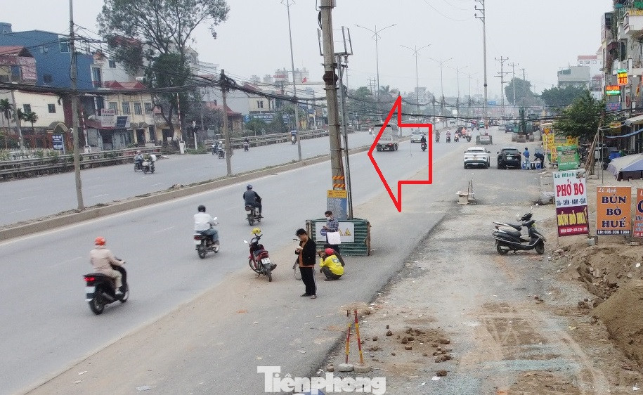 Dự án đã chậm tiến độ 12 năm, nhưng hiện nay vẫn thi công ngổn ngang, hoàn thành các đoạn "xôi đỗ" và cột điện chưa được di dời hoặc hạ ngầm, đang đứng giữa đường (mũi tên đỏ). Dự án đã chậm tiến độ 12 năm, nhưng hiện nay vẫn thi công ngổn ngang, hoàn thành các đoạn "xôi đỗ" và cột điện chưa được di dời hoặc hạ ngầm, đang đứng giữa đường (mũi tên đỏ).