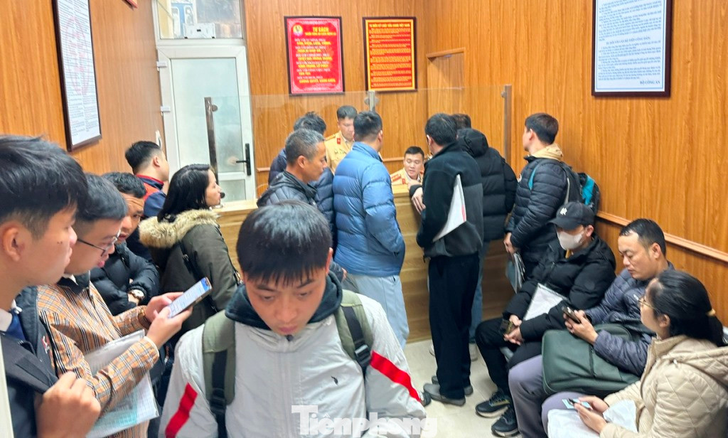 Chủ xe và đại diện doanh nghiệp vận tải đến làm thủ tục cấp, đổi đăng ký xe tại Điểm đăng ký xe Hà Đông, Phòng CSGT Hà Nội chiều 6/2. Ảnh: T.Đảng Chủ xe và đại diện doanh nghiệp vận tải đến làm thủ tục cấp, đổi đăng ký xe tại Điểm đăng ký xe Hà Đông, Phòng CSGT Hà Nội chiều 6/2. Ảnh: T.Đảng