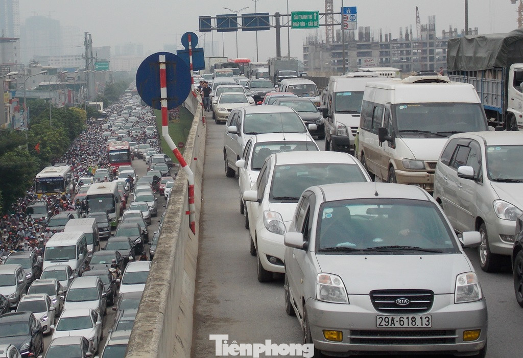 Tuy nhiên, sau khi tuyến đường được đưa vào sử dụng, lượng xe trên tuyến đường liên tục tăng cao, trung bình mỗi năm tăng trên 70%, dẫn đến tuyến đường luôn quá tải, ùn tắc. Theo số liệu đếm xe của Sở GTVT Hà Nội - nay là Sở Xây dựng trong các năm 2020 - 2022, lượng xe ở đường Vành đai 3 trên cao đã vượt 8 lần so với năng lực thiết kế mặt đường.
