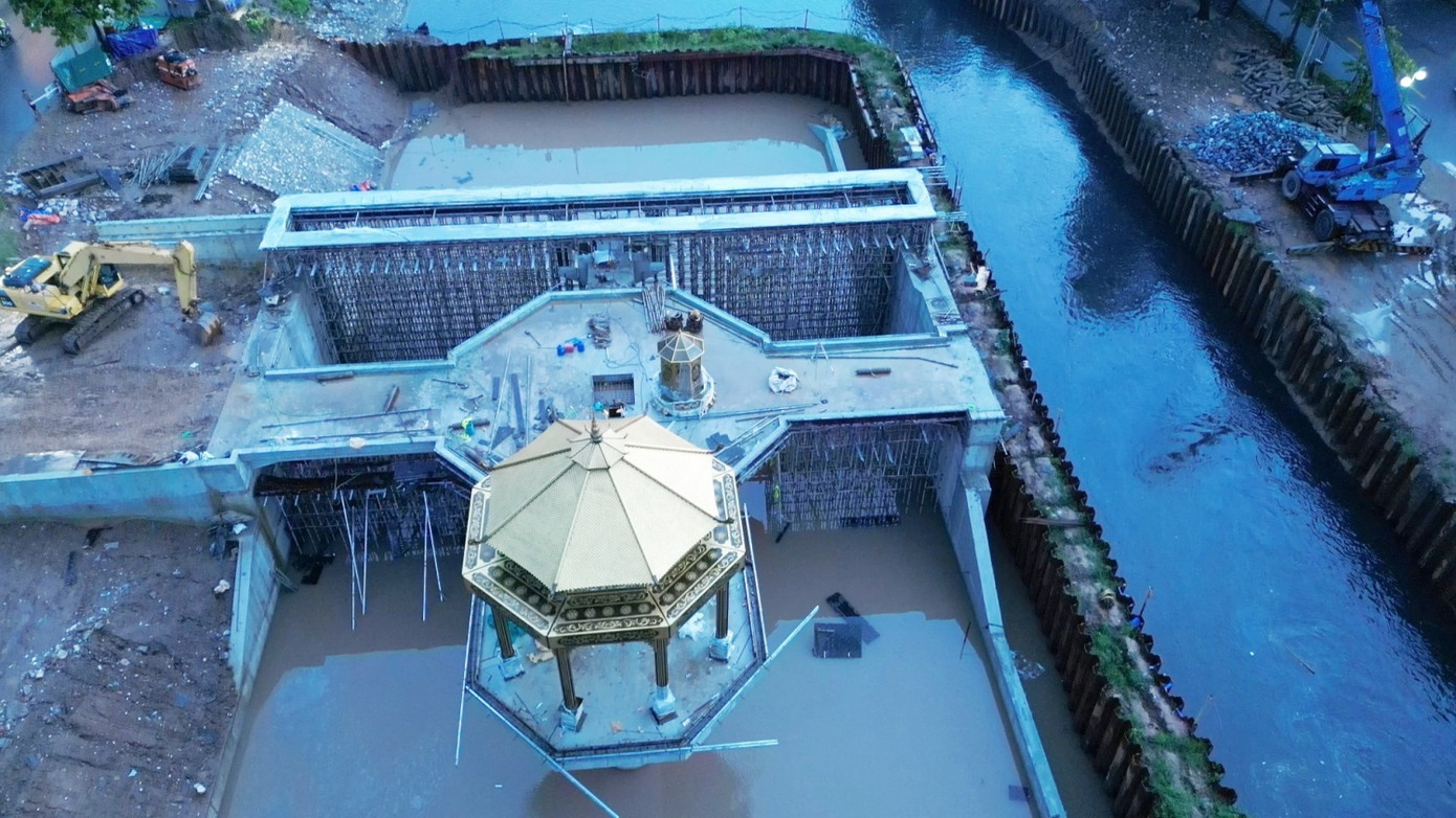 Công trình đập tràn tại khu vực Cầu Quang bao gồm 2 lớp đập giữ nước kèm đài quan sát được nhìn từ trên cao.