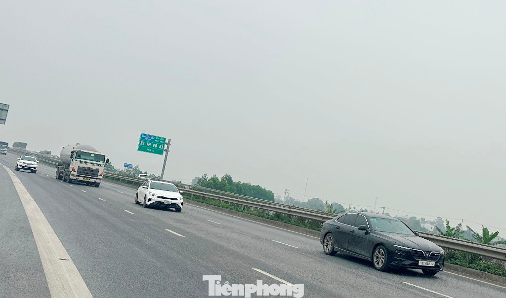 Đoạn cao tốc Mai Sơn - Ninh Bình có chiều dài 15 km nhưng đang tồn tại nhiều bất cập, trong đó có tình trạng "bóp" hẹp về làn đường và tốc độ xe lưu thông.