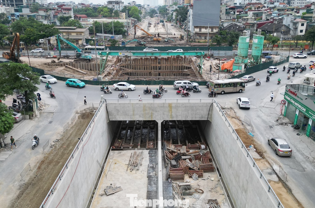 Sau hơn 2 năm thi công, hiện công trình hầm chui đường Vành đai 2,5 qua nút giao Giải Phóng - Kim Đồng đã hiện hình hài. Sau hơn 2 năm thi công, hiện công trình hầm chui đường Vành đai 2,5 qua nút giao Giải Phóng - Kim Đồng đã hiện hình hài.