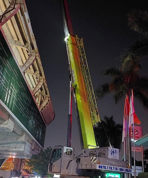 Do việc nâng hạ tấm lợp cần máy cẩu chuyên dụng lớn, chiếm diện tích không gian nhiều, nên đơn vị thi công thực hiện vào ban đêm.