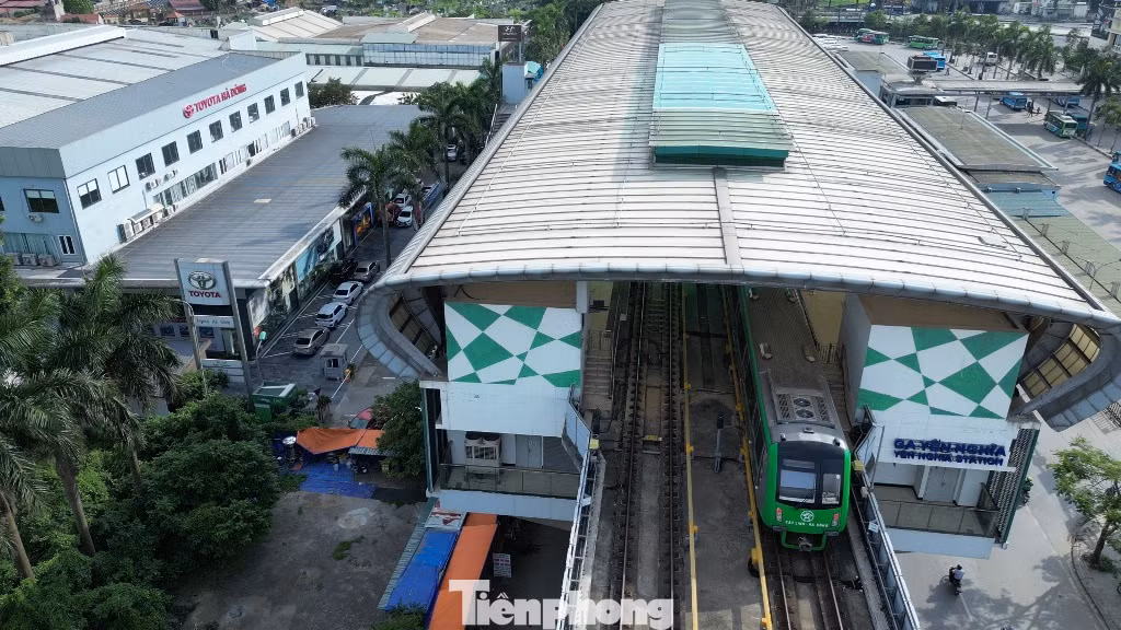 Trong ngày 6/6 tàu ra vào đón trả khách không còn bị ánh nắng chiếu xuống.