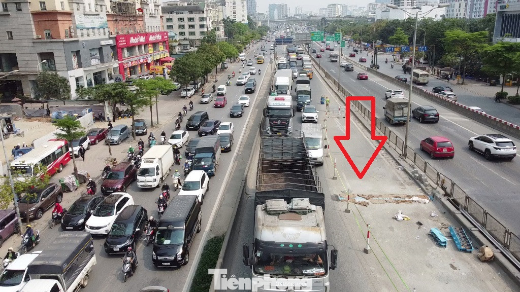 Do hàng rào chiếm hơn nửa lòng đường nên đã gây ùn tắc kéo dài ở đường trên cao vào các giờ cao điểm. Do hàng rào chiếm hơn nửa lòng đường nên đã gây ùn tắc kéo dài ở đường trên cao vào các giờ cao điểm.